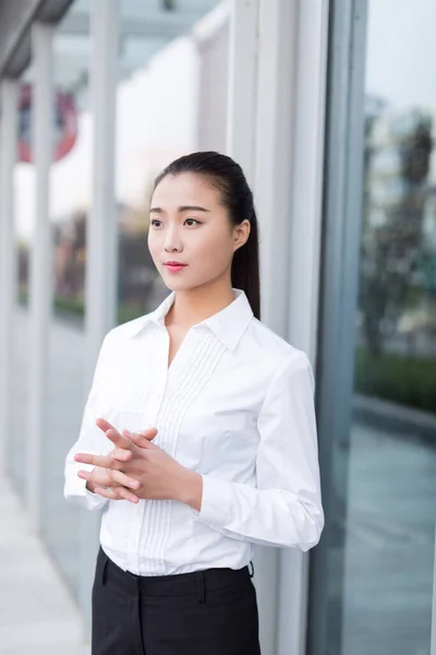 Mooi Chinees Meisje Dragen Een Wit Shirt Staan Kantoor Gebouw — Stockfoto