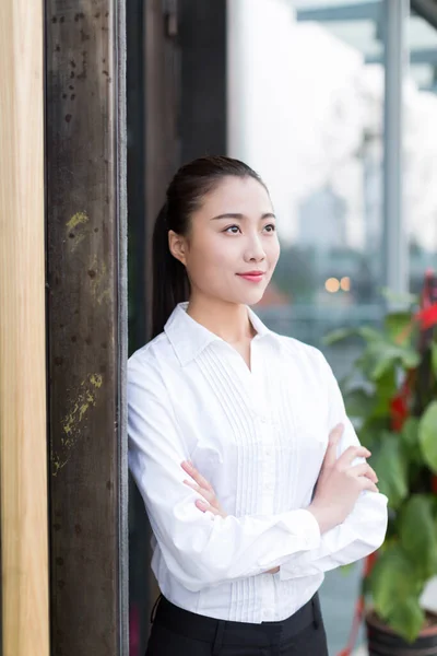 Chica Bastante China Con Una Camisa Blanca Pie Puerta Del —  Fotos de Stock
