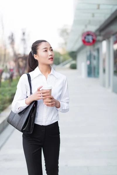 Chica Bastante China Con Una Camisa Blanca Pie Puerta Del —  Fotos de Stock