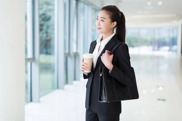 Chica Bonita Vistiendo Traje Negro Pie Edificio Oficinas —  Fotos de Stock