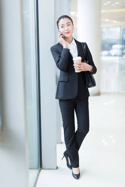 Chica Bonita Vistiendo Traje Negro Pie Edificio Oficinas — Foto de Stock