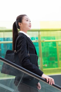 Siyah takım elbiseli kız, merkez iş bölgesindeki asansör.