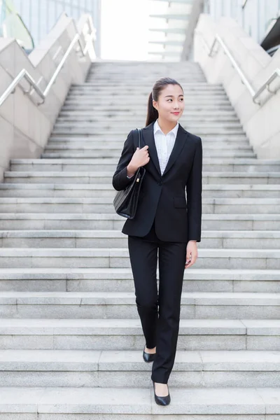 Jonge Secretaresse Draagt Een Zwart Pak Draagt Een Aktetas — Stockfoto