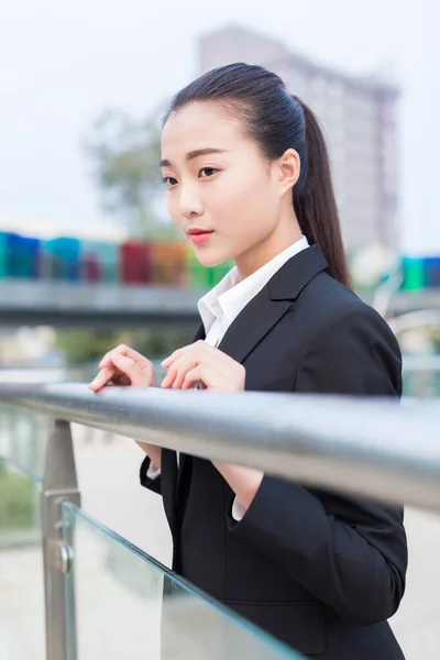 Bella Ragazza Cinese Vestito Sring Abbigliamento Business Piedi Sul Ponte — Foto Stock