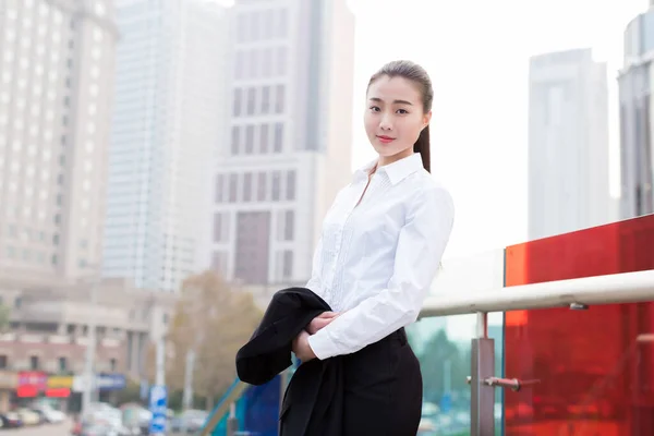 Mooi Chinees Meisje Gekleed Sring Business Kleding Staan Brug — Stockfoto