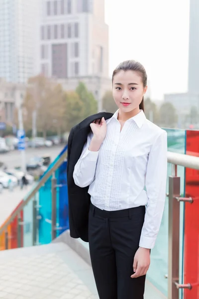 Гарненька Китайська Дівчина Одягнена Діловий Одяг Стоїть Мосту — стокове фото