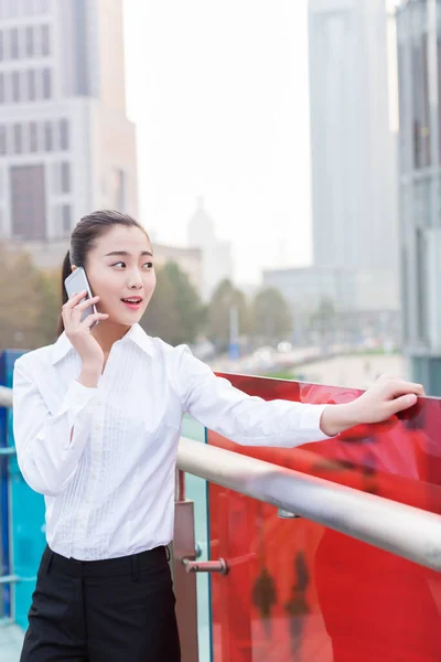 Csinos Kínai Lány Öltözött Sring Business Ruházat Áll Hídon — Stock Fotó