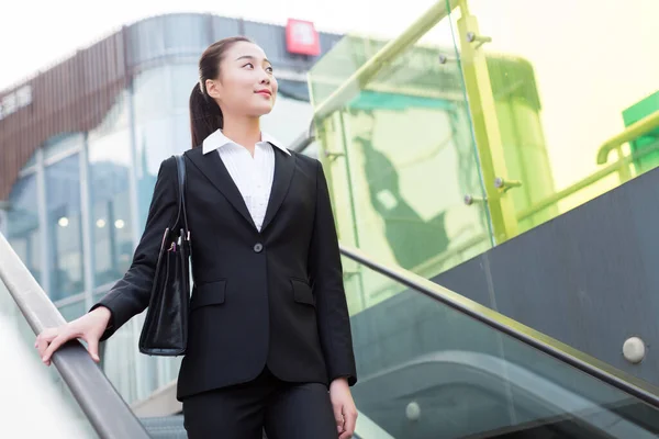 Chica Vistiendo Traje Negro Ascensor Distrito Central Negocios Imagen de stock