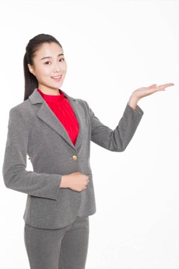 Gri takım elbiseli, genç ve güzel bir Çinli.