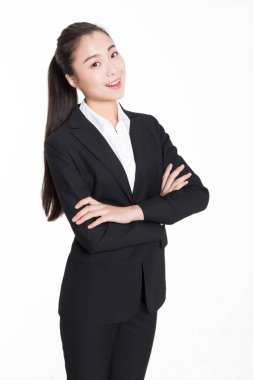 Gri takım elbiseli, genç ve güzel bir Çinli.