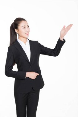 Gri takım elbiseli, genç ve güzel bir Çinli.