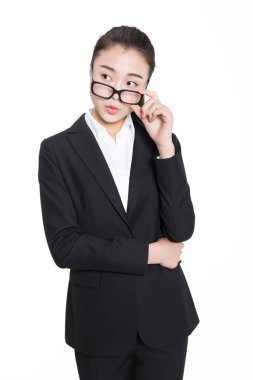 Çinli genç ve güzel bayan öğretmen siyah bir takım elbise giyiyor.