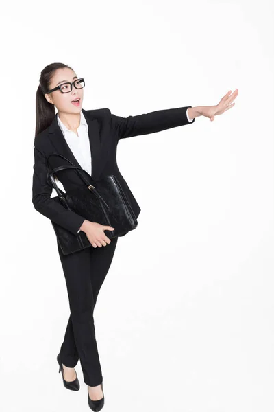 Mädchen Trägt Schwarzen Anzug Und Eine Schwarze Aktentasche — Stockfoto