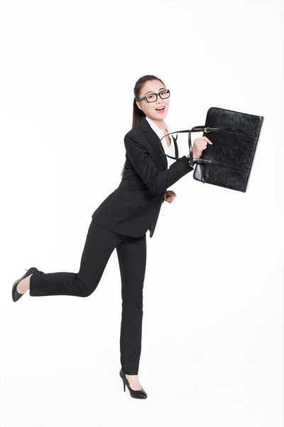 Chica Vistiendo Traje Negro Llevando Maletín Negro — Foto de Stock