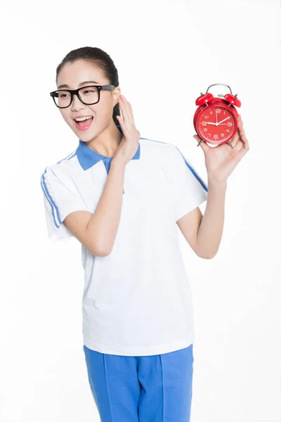 Estudiante Femenina China Vistiendo Uniforme Azul Sosteniendo Despertador Rojo —  Fotos de Stock