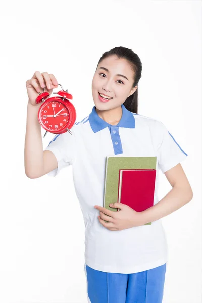Estudante Chinesa Vestindo Uniforme Azul Segurando Despertador Vermelho — Fotografia de Stock