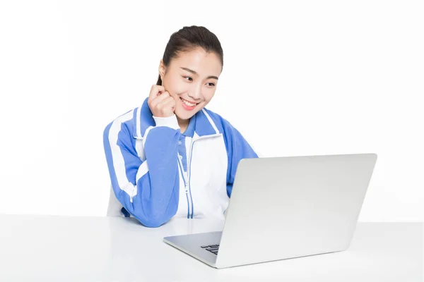 노트북을 교실에 중국어 여학생 — 스톡 사진
