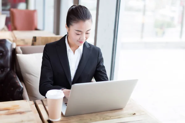 Pretty Girl Using Laptop Coffee Shop — Stock Photo, Image