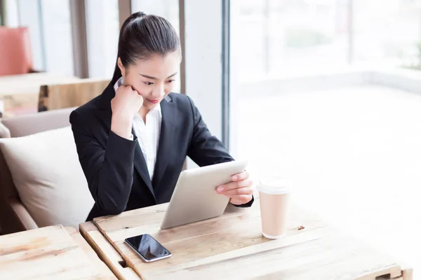 White Collar Girl Using Tablet Coffee Shop — Stock Photo, Image