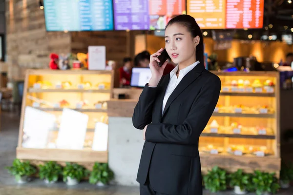 White Collar Workers Standing Coffee Shop Use Her Mobile Phone — Stock Photo, Image