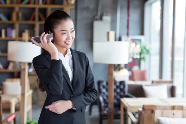 White Collar Workers Standing Coffee Shop Use Her Mobile Phone — Stock Photo, Image