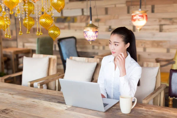 Chica Bonita Usando Ordenador Portátil Cafetería —  Fotos de Stock