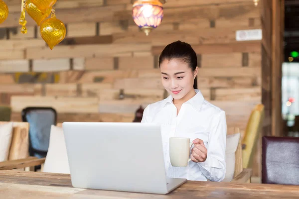 Pretty Girl Using Laptop Coffee Shop — Stock Photo, Image