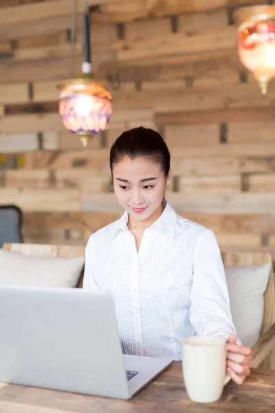 Pretty Girl Using Laptop Coffee Shop — Stock Photo, Image