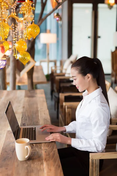 Chica Bonita Usando Ordenador Portátil Cafetería —  Fotos de Stock