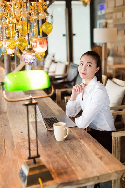 Chica Bonita Usando Ordenador Portátil Cafetería —  Fotos de Stock