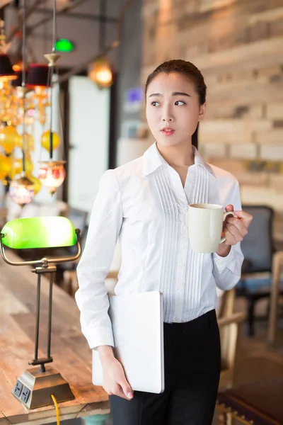 Chica Bonita Usando Ordenador Portátil Cafetería —  Fotos de Stock