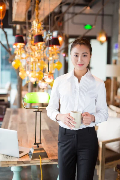 Donna Che Indossa Una Camicia Bianca Che Beve Caffè Caffetteria — Foto Stock