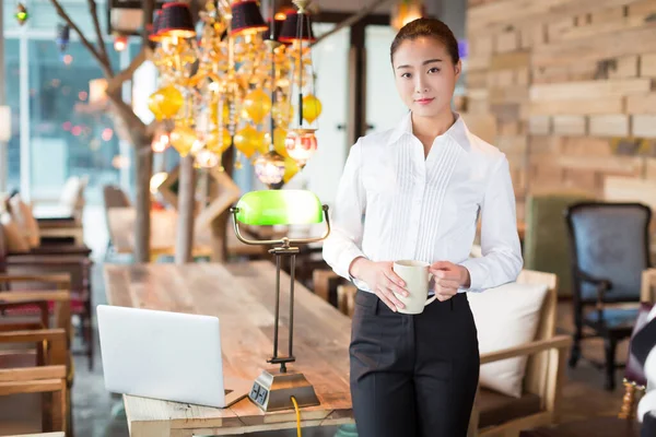 Chica Bonita Usando Ordenador Portátil Cafetería —  Fotos de Stock