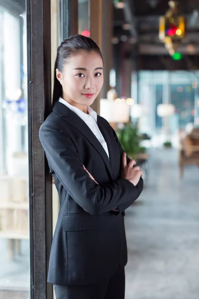 Siyah Takım Elbiseli Güzel Çinli Kız Ayakta Duran Restoran — Stok fotoğraf