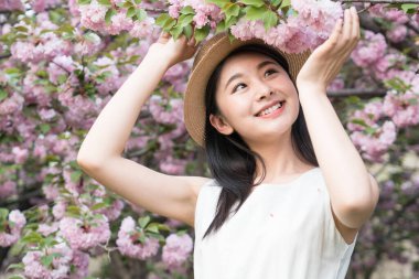 Asyalı kız güzel kiraz çiçeklerine hayran, bahar