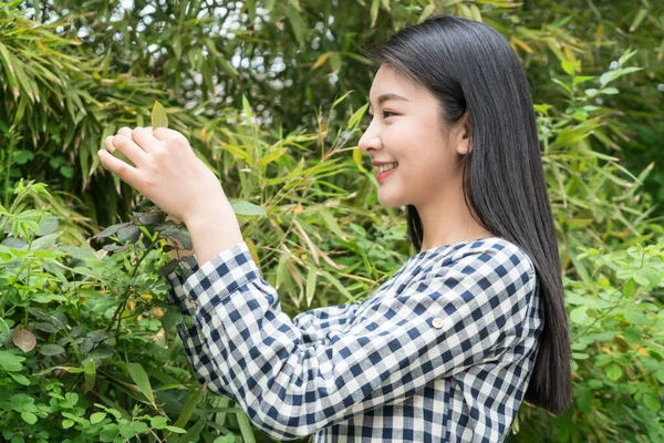 Menina Beleza Desfrutando Natureza Primavera — Fotografia de Stock