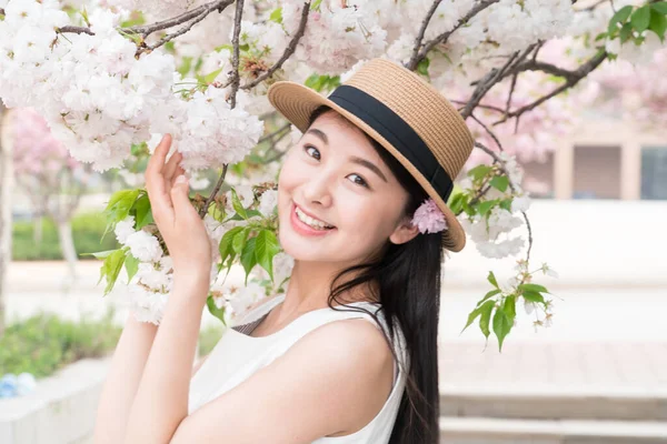 Ázsiai Lány Megcsodálta Gyönyörű Cseresznyevirág Tavasz — Stock Fotó