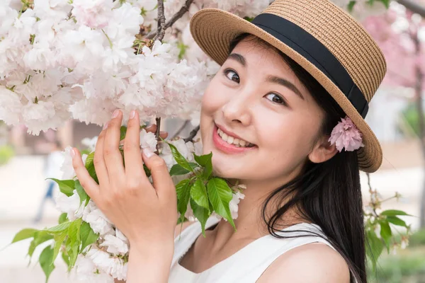 Chica Asiática Admirando Hermosas Flores Cerezo Primavera — Foto de Stock