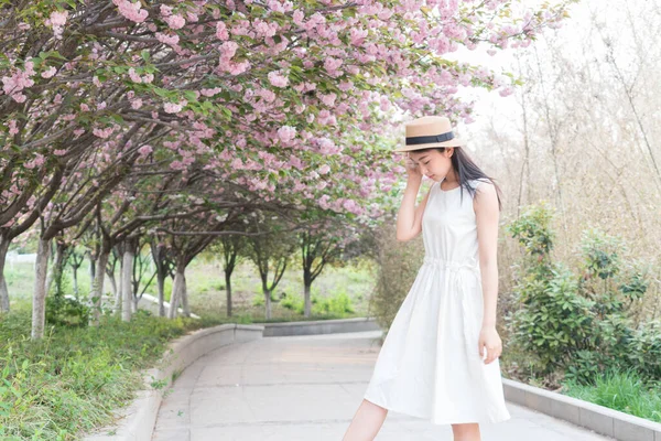 Menina Asiática Admirando Belas Flores Cereja Primavera — Fotografia de Stock