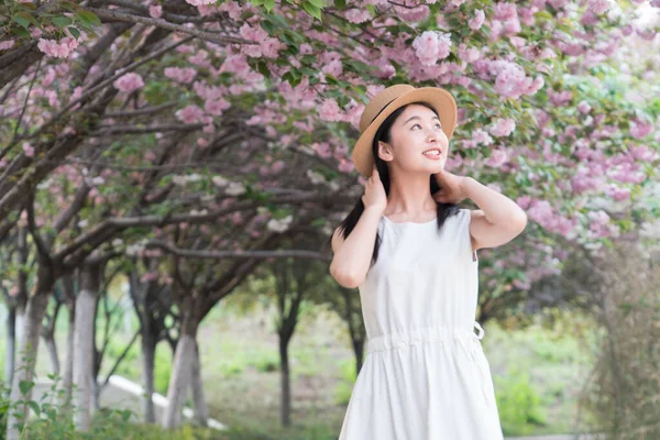 Asiatisk Flicka Beundrar Vackra Körsbär Blommor Vår — Stockfoto