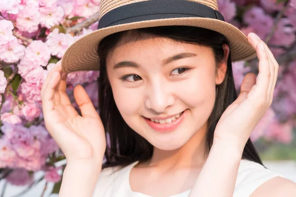Menina Asiática Admirando Belas Flores Cereja Primavera — Fotografia de Stock