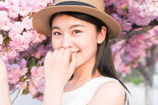 Menina Asiática Admirando Belas Flores Cereja Primavera — Fotografia de Stock