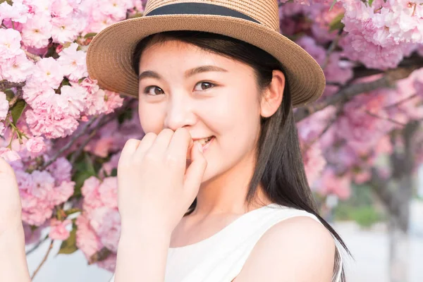 Asiatique Fille Admirant Belle Cerisier Fleurs Printemps — Photo