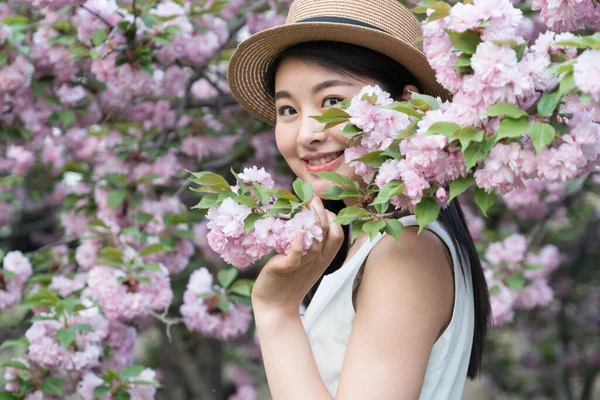 Asijská Dívka Obdivující Krásné Třešňové Květy Jaro — Stock fotografie