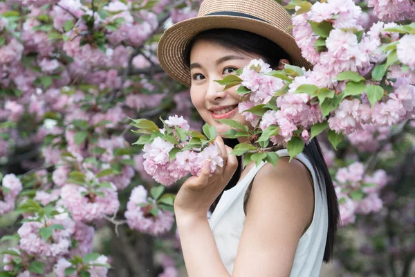 Menina Asiática Admirando Belas Flores Cereja Primavera — Fotografia de Stock