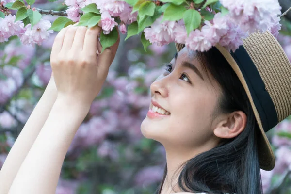 Asiatico Ragazza Ammirando Bello Ciliegio Fiori Primavera — Foto Stock