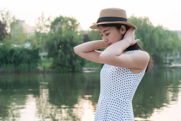 Asina Mulher Desfrutando Vista Lago Primavera — Fotografia de Stock