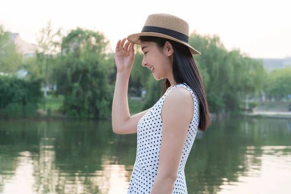 Asina Vrouw Genieten Van Het Uitzicht Het Meer Het Voorjaar Stockfoto