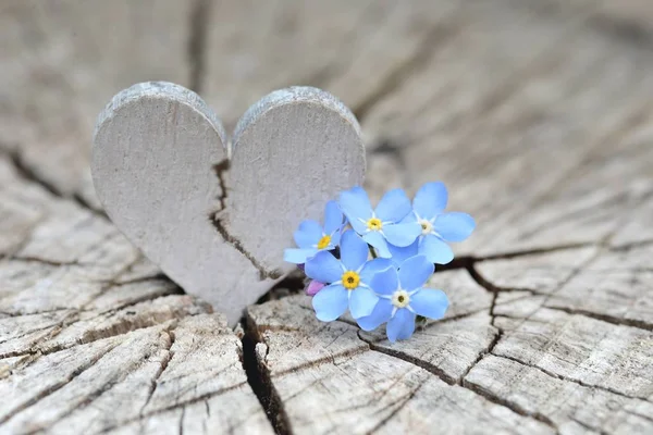 Eski ahşap üzerinde kırık kalp.