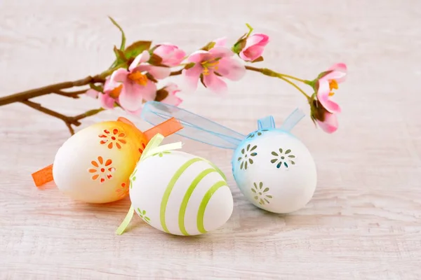 Easter eggs and spring flowers — Stock Photo, Image